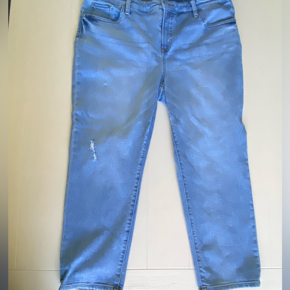 CHICOS SO SLIMMING GIRLFRIEND SLIM LEG CROPS